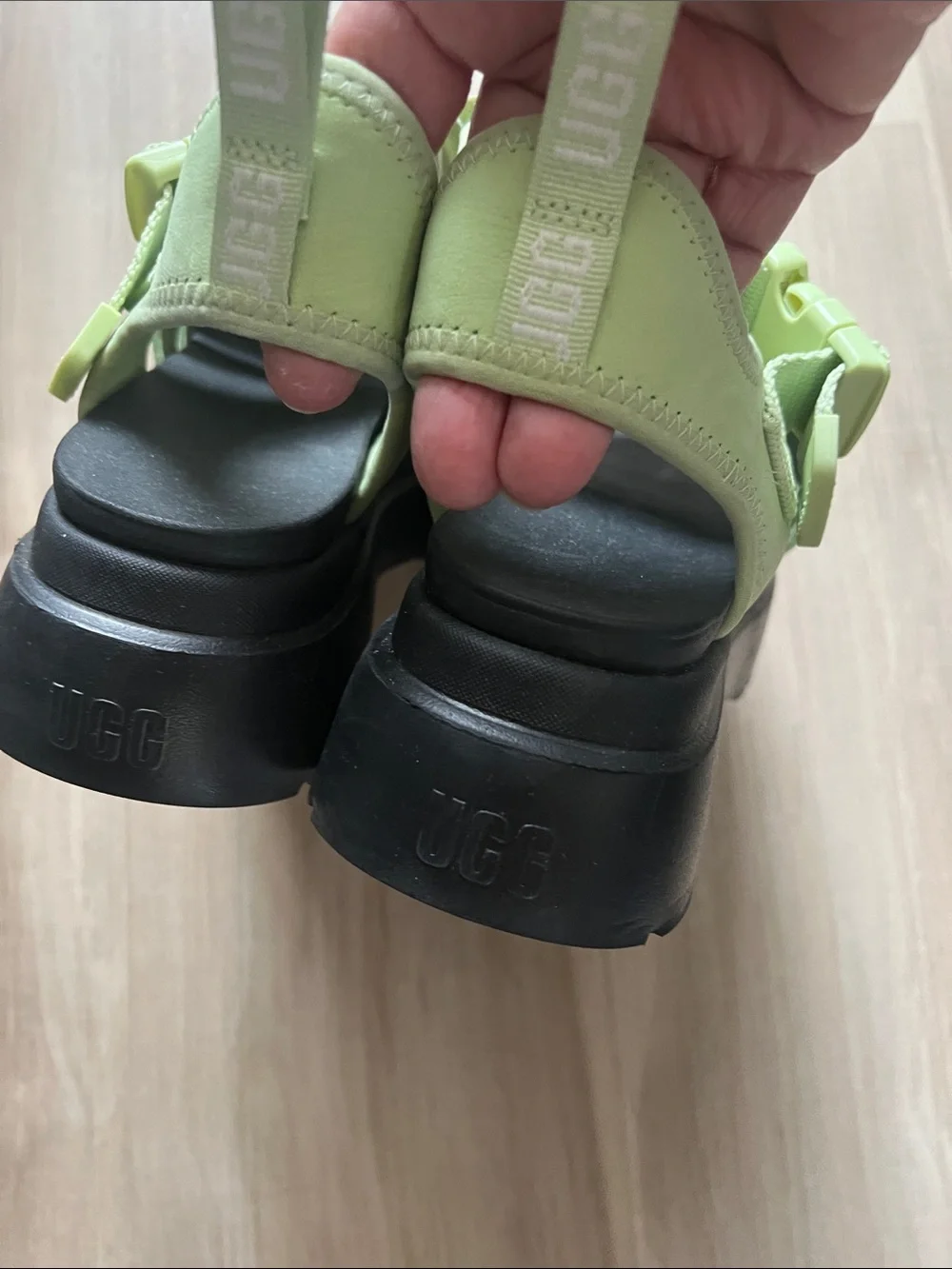 UGG Cora  Women's Light Green Strappy Platform Sandals Size 7